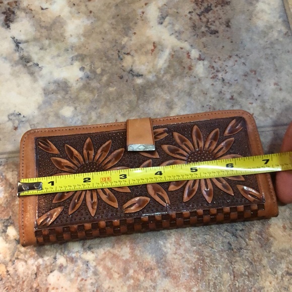 Beautifully Floral Tooled Vintaged Leather Wallet - Picture 13 of 13